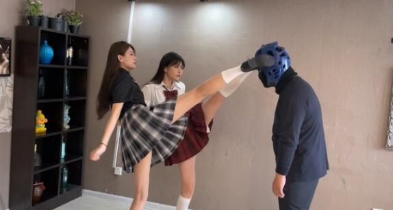 『超S·联盟』JK少女的暴踢